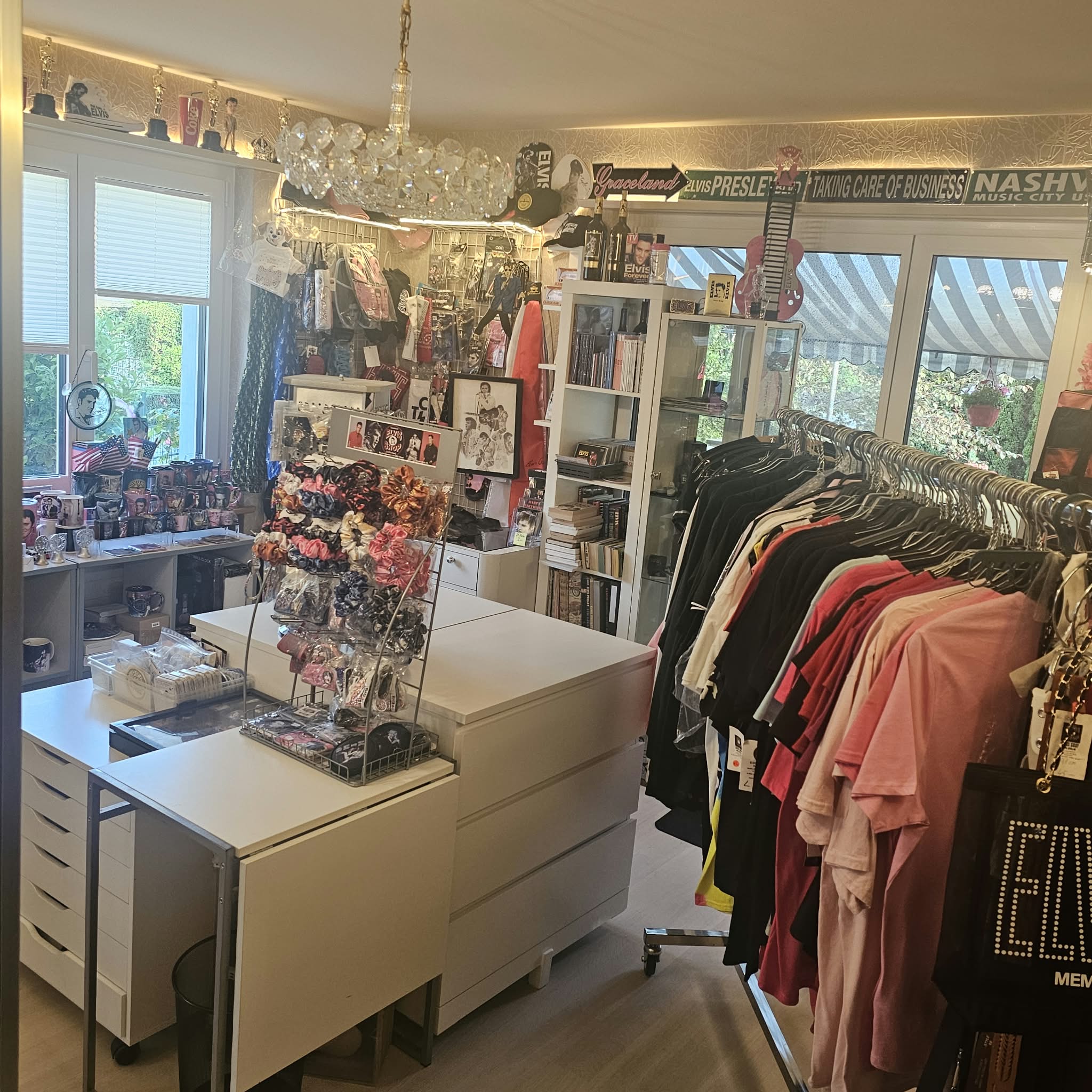 Alles, was das Elvis-Liebhaber-Herz begehrt. Der ESFC-Shop in Füllinsdorf - Foto: zVg Alles, was das Elvis-Liebhaber-Herz begehrt. Der ESFC-Shop in Füllinsdorf - Foto: zVg