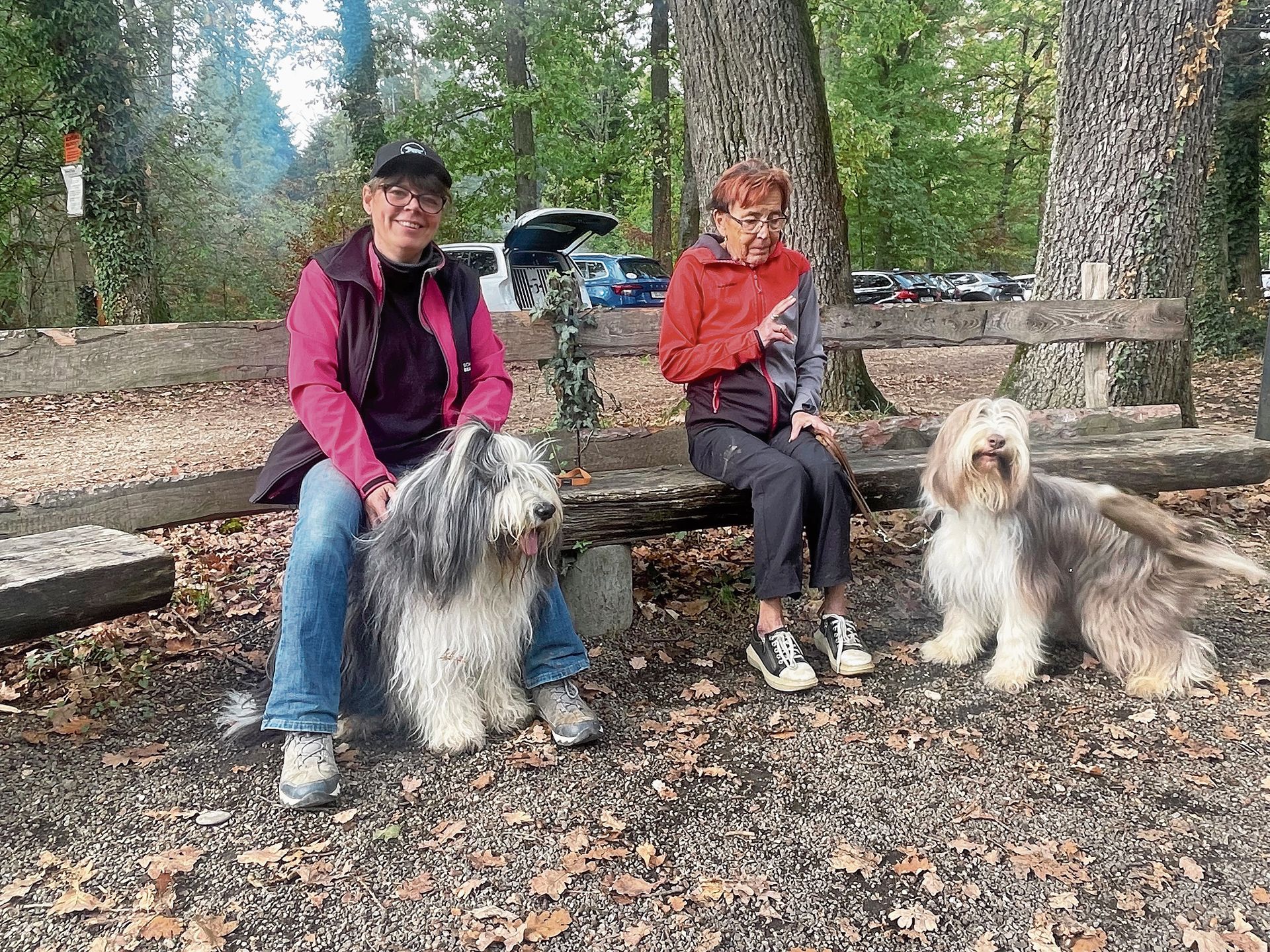 Die beiden Organisatorinnen, natürlich mit Hunden: Nathalie Jäggin aus Hölstein (l.) und Uschi Asmus (Zunzgen).