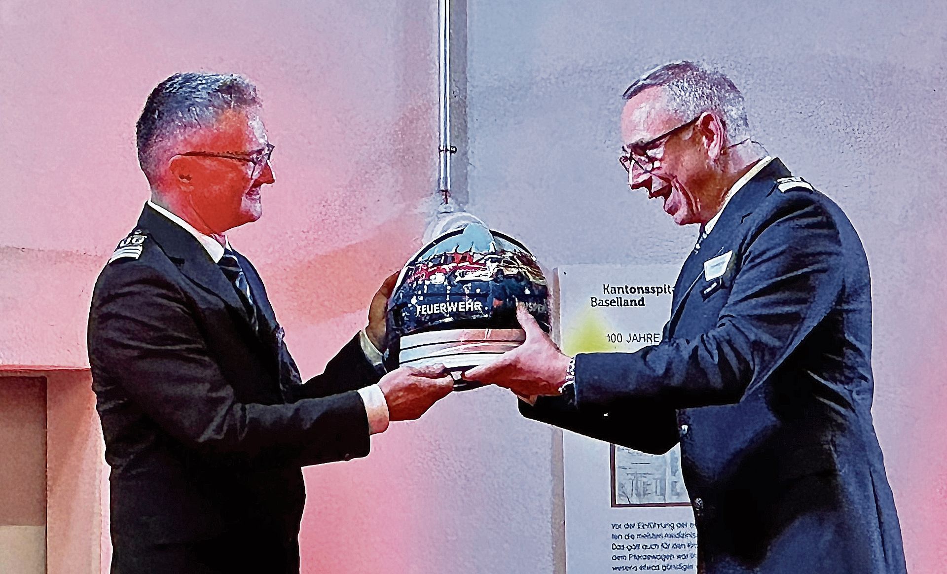 Der Chef Rettung BS Dominik Walliser (rechts) übergibt dem abtretenden Feuerwehr-Inspektor Werner Stampfli einen speziellen Helm.Fotos: E. Bachmann Der Chef Rettung BS Dominik Walliser (rechts) übergibt dem abtretenden Feuerwehr-Inspektor Werner Stampfli einen speziellen Helm.Fotos: E. Bachmann