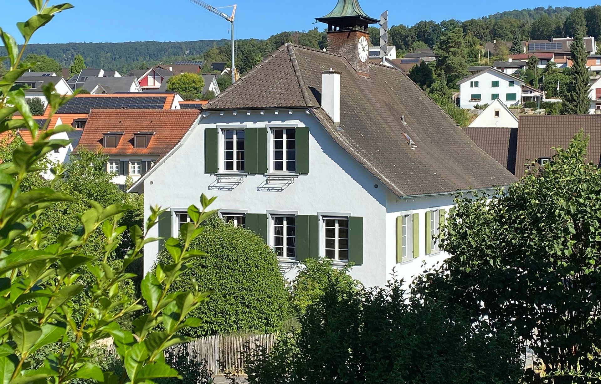 Das alte Schulhaus war bis im Sommer (noch) Standort der Gemeindeverwaltung.  