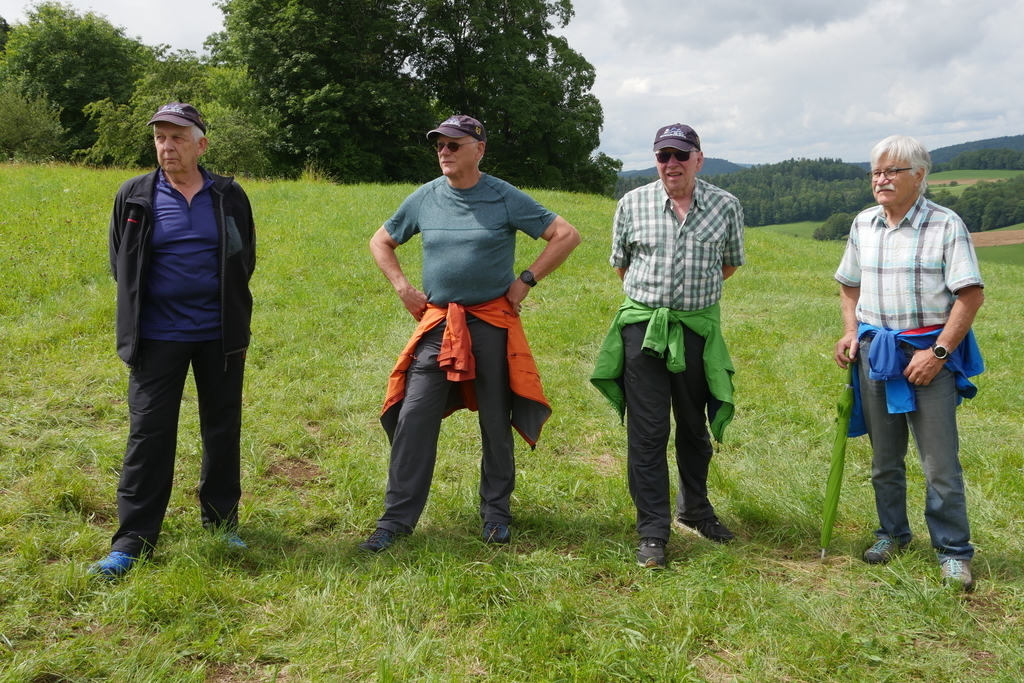 Gespanntes Warten der MiMo-Wanderer.Fotos: B. Eglin