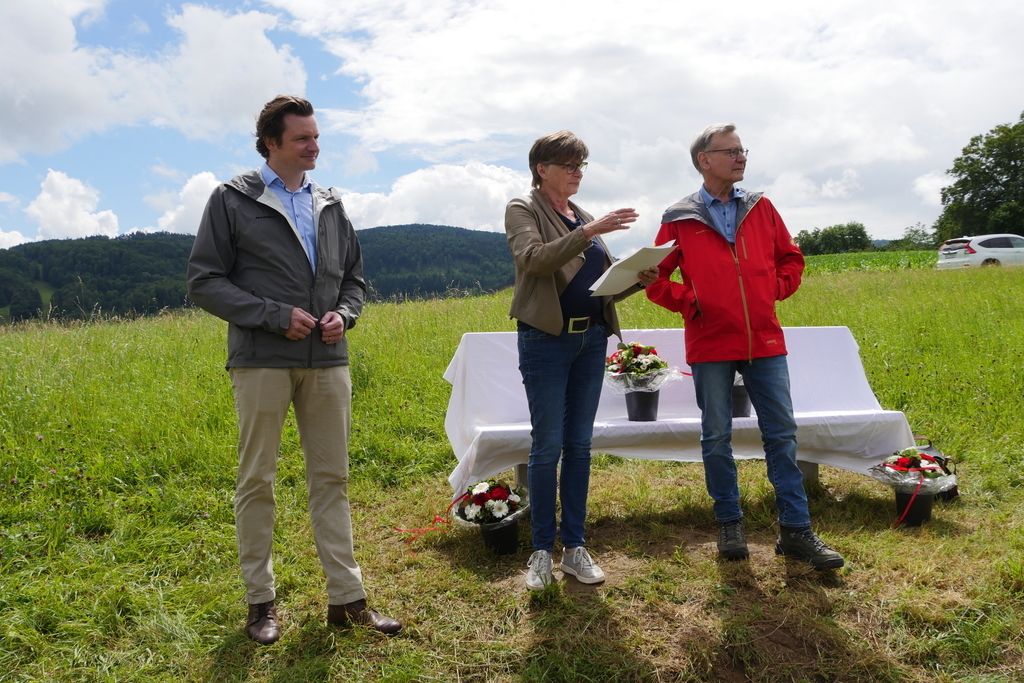 Christine Mangold, Matthias Kottmann und Othmar Cueni ehren die vier Wanderfreunde.Foto: zvg
