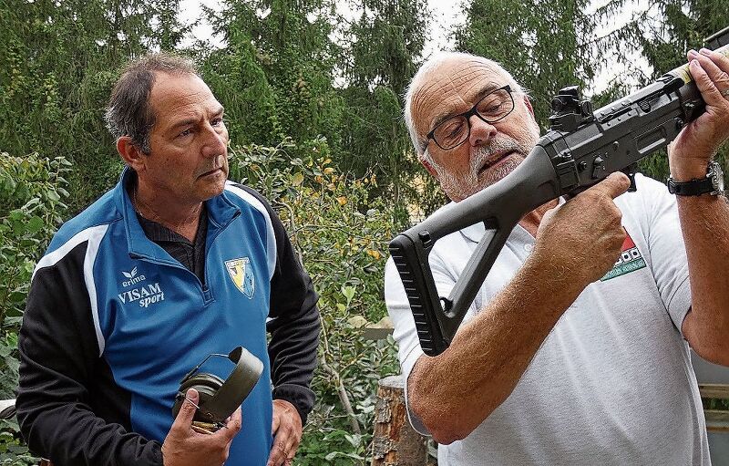 Paul Salathe erklärt alt Gemeindepräsident Bernhard Zollinger das Sturmgewehr 90.
