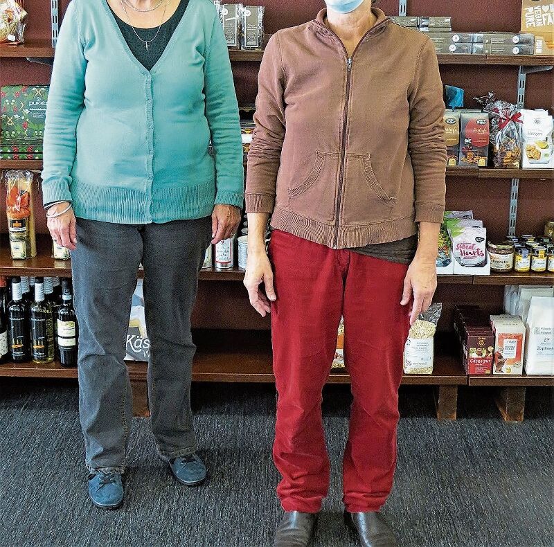 Maja Bischoff (l.) und Katherina Streiff setzen sich freiwillig für den Claro-Weltladen ein.Fotos: S. van Riemsdijk