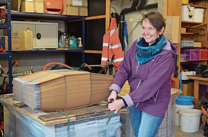 Helene Koch beim Auspacken der frisch angelieferten Bücher.Foto: B. Reinhard
