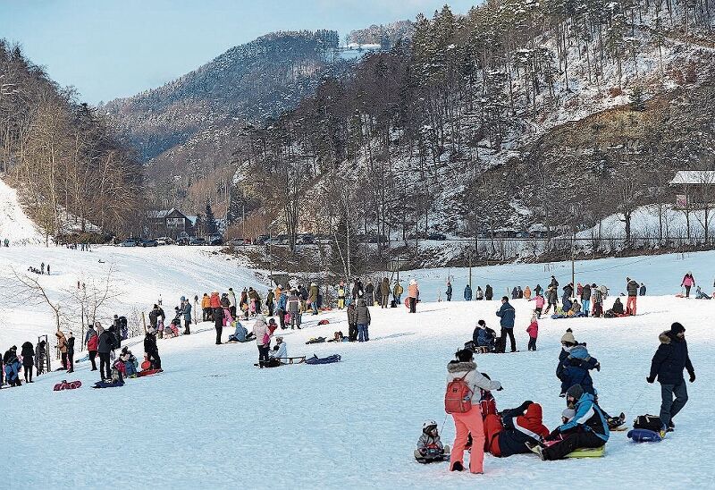 Erste Erfahrungen im Schnee, ein Paradies für Eltern mit Kleinkindern.Fotos: E. Gysin