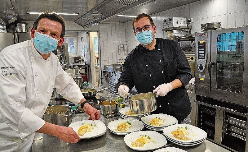 Silvan Degen (l.) und sein Mitarbeiter richten in der Heimküche das Menü an.
