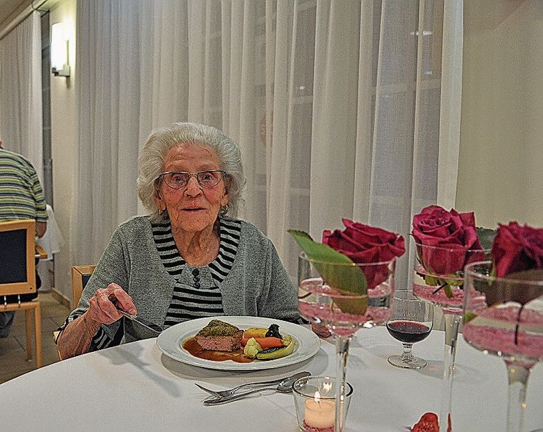 Eine Bewohnerin geniesst das feine Kalbssteak nach Engadiner Art.Fotos: zvg
