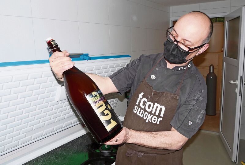 Marcel Blättler ist stolz auf sein eigenes Bier.