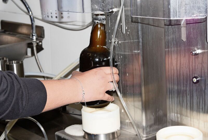 Hier wird das Bier abgefüllt. Fotos: B. Eglin