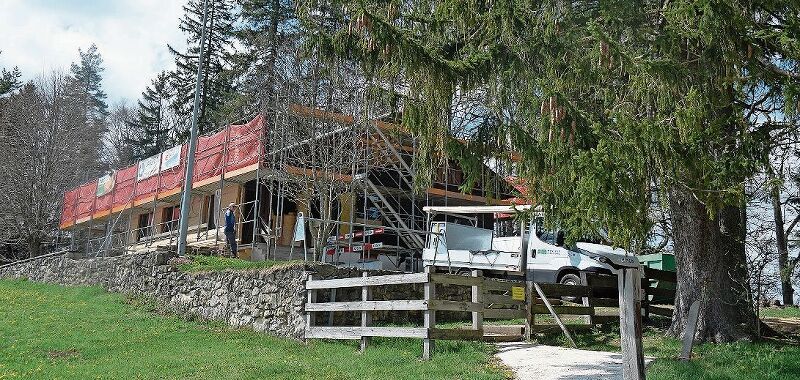 An der vollständig eingerüsteten Hütte wird mit Volldampf gearbeitet.
