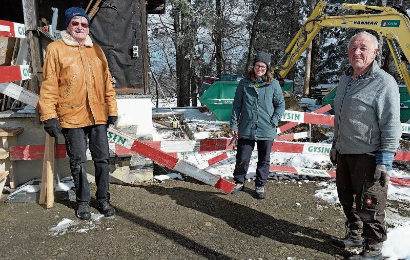 Arbeiten am verschneiten Osterdienstag, Hüttenchefin Martina Ritter, flankiert von (l.) Peter Schweizer und Hannes Schweizer, beide vom Oberdörfer Hüttenteam. Fotos: E. Gysin

