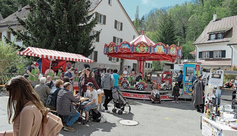 Jahrmarktstimmung beim Oberen Tor mit etwas grosszügigen Abstandsregeln.