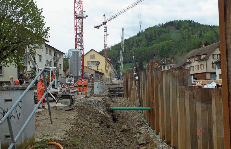Niederdorf: Die Vordere Frenke wird mit Hilfe einer Spundwand (Stahlprofile) umgeleitet. Auf diese Weise kann die Baugrube dahinter trocken gelegt und darin die neue Bachmauer erstellt werden.
