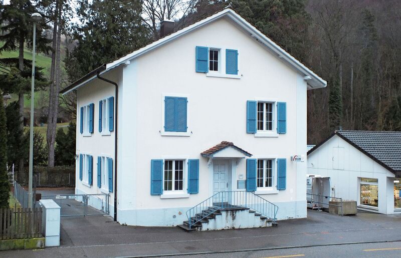 Ein zentrales Gebäude, der Polizeiposten am Bahnhof Waldenburg, ist Geschichte. Ebenso der Verkaufsladen (Kiosk) am rechten Bildrand.