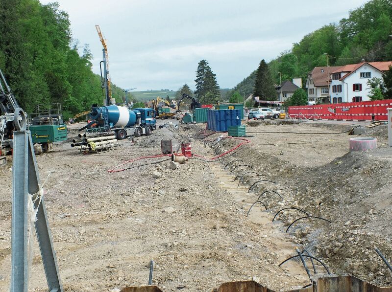Der alte Bahnhof von Waldenburg mit seinen Nebengebäuden ist zurückgebaut. Zu sehen ist eine riesige Baustelle am Ende des Tals.Fotos: W. Wenger

