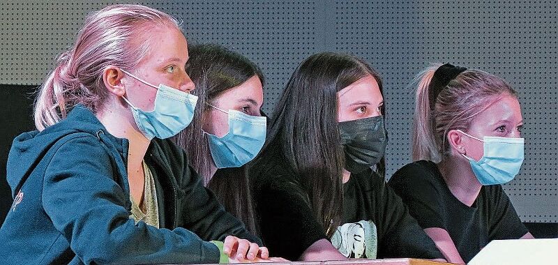 In der Theaterklasse: Aufmerksamkeit in der Beobachtung und stark im Auftritt.
