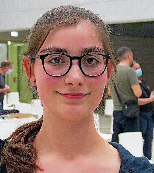 Sina: «Es war sehr interessant. Ich habe so etwas noch nie gemacht, es hat aber extrem Spass gemacht. Es war toll am Anfang der Proben in die verschiedenen Rollen zu schlüpfen, zum Schauen welche Rolle auf einen zugeschnitten ist. Es war neu für mich, hat mir aber geholfen «reale» Personen besser zu verstehen. Wir haben viel von einander lernen können. Ich würde nach solch einem Erlebnis auf jeden Fall wieder mitmachen.»
