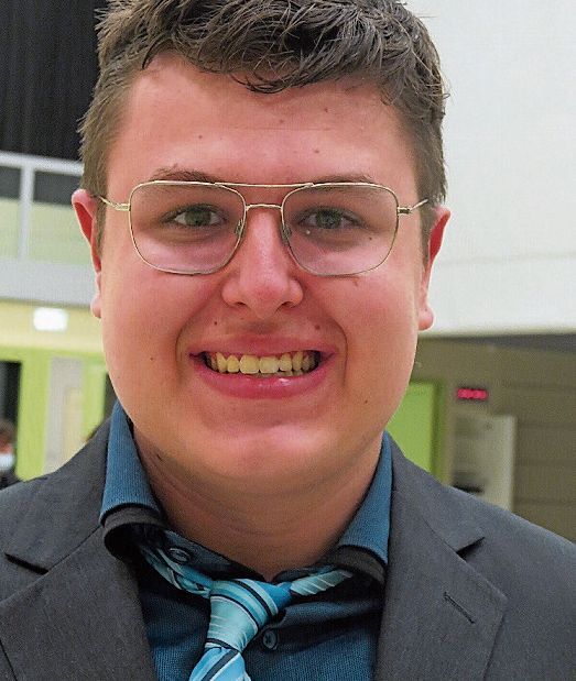 Alessandro: «Es war richtig lässig vor so grossem Publikum spielen zu dürfen. Es war ein Erlebnis, aus sich herauszukommen und in eine bestimmte Rolle schlüpfen zu dürfen. Freude hatte ich, während den Proben zu sehen, wie das Theaterstück wachsen konnte. Wir waren zusammen mit den anderen Klassen eine tolle Truppe. Es geht zwar nicht mehr, aber ich könnte mir gut vorstellen wieder mal mitzumachen.»

