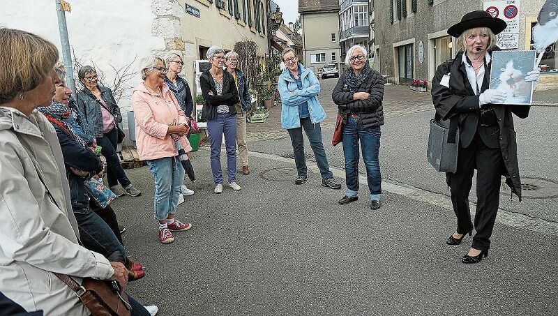 Amüsiert lauschte die Gruppe den Geschichten über den berühmten Smokingkater, unterhaltsam erzählt von der Führerin Emma Anna Studer. Fotos: U. Handschin