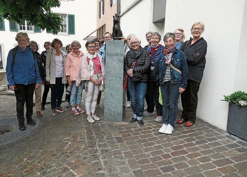 Die Gelterkinder Frauenvereingruppe auf dem Kaplaneiplatz mit Toulouse auf dem Thron, der Skulptur von Norbert Eggenschwiler.