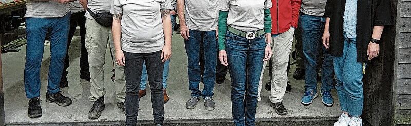 Von rechts nach links: Rebekka Ebneter, Ökozentrum Kommunikation; Walter Steinmann, Präsident Stiftungsrat der Trägerstifung Ökozentrum; Köbi Gantenbein, Mitinitiator «Klimaspuren» und Herausgeber von «Hochparterre»; Maya Graf, Ständerätin; Hans Weber, Gemeinderat Langenbruck; Hector Herzig. Gemeindepräsident Langenbruck; Linda Jucker, stellvertretende Geschäftsführerin Ökozentrum und ganz links aussen Dominik Siegrist, Mitinitiator «Klimaspuren», Dozent an der Fachhochschule Ost.Fotos: E. Gysin