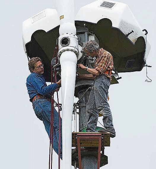 Kaspar Mertens (l.) und Hanspeter Zumsteg montieren die Windkraftanlage. Foto: zVg
