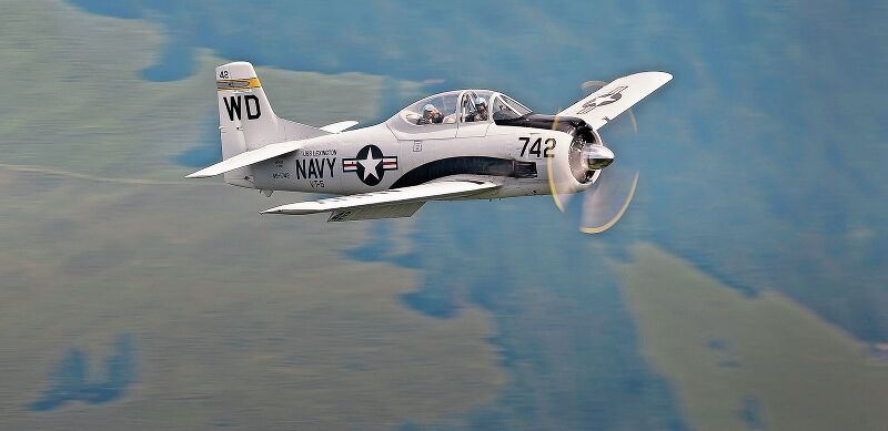 Der Oberbaselbieter Pilot Michael Weber aus Lupsingen flog mit der T-28-Troyan ums Stanserhorn.Fotos: Nils Wälti
