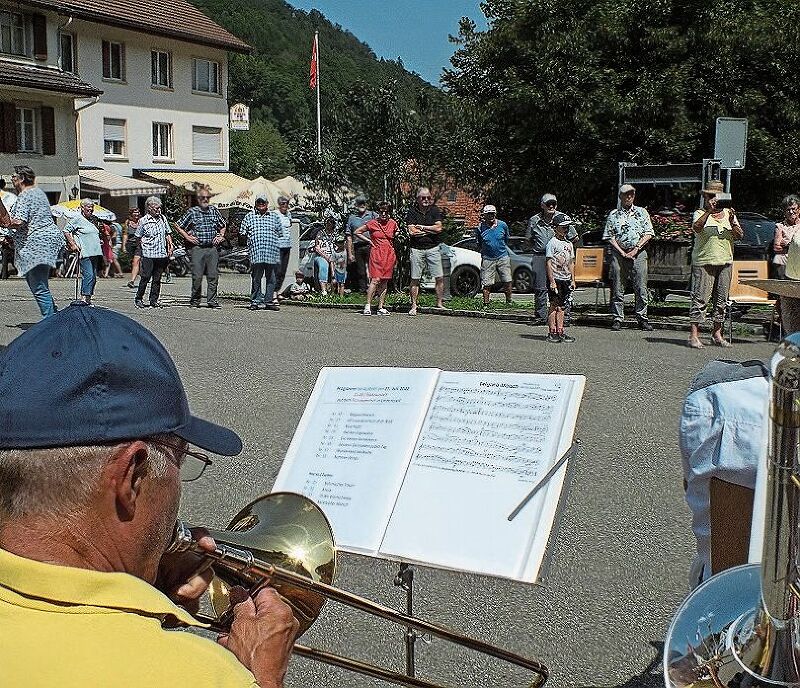 Rundherum begeisterte Zuschauer.