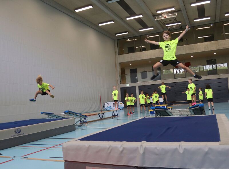 Die Kinder studierten Trampolin-Shows ein.
