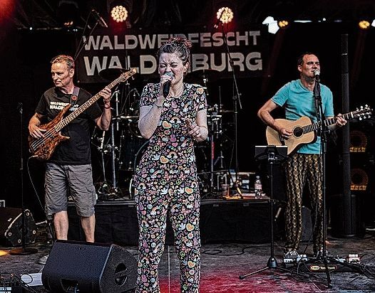 «We Two» in Aktion mit OK-Mitglied Tomi Hafner am Bass (links).