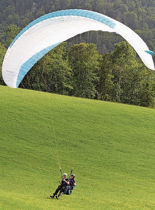 Sichere Landung von Pilot und Passagier.
