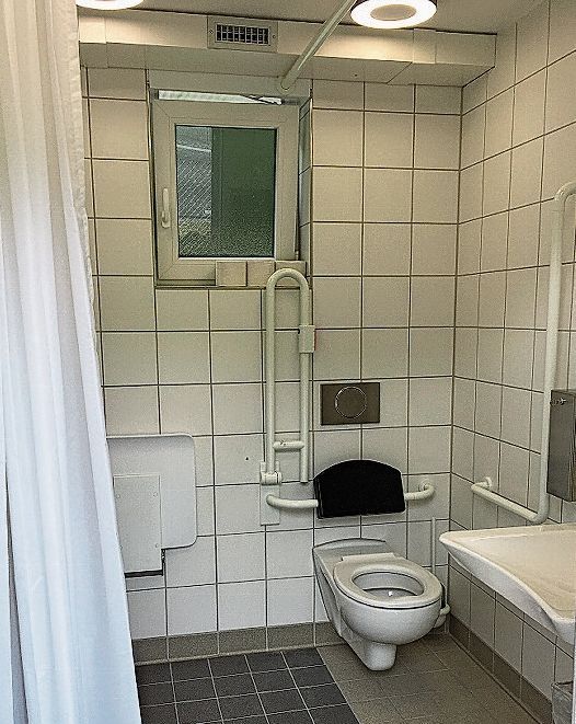 WCs und Duschen sind vorhanden.

