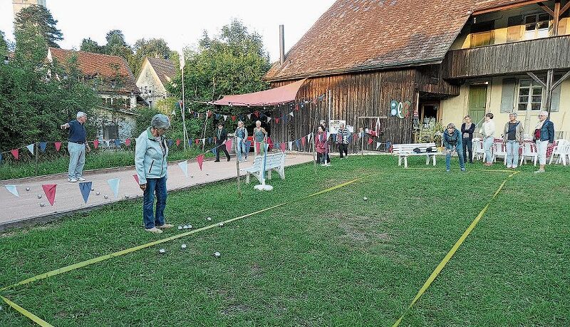 In zwei Gruppen lernten die Frauen das Boule-Spiel beim Jundt-Huus unter der Anleitung von Ruedi Schaub (hintere Bahn) und seiner Assistentin Gisela Meyer.