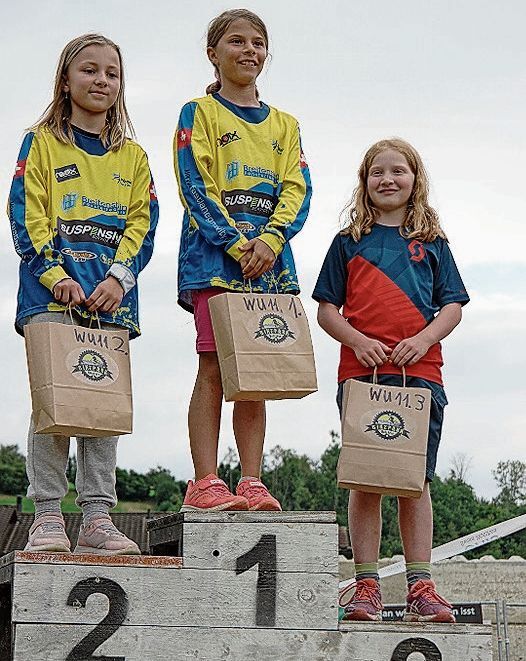 Das Siegerinnenpodest der U11-Mädchen, Jahrgänge 2011 und 2012.