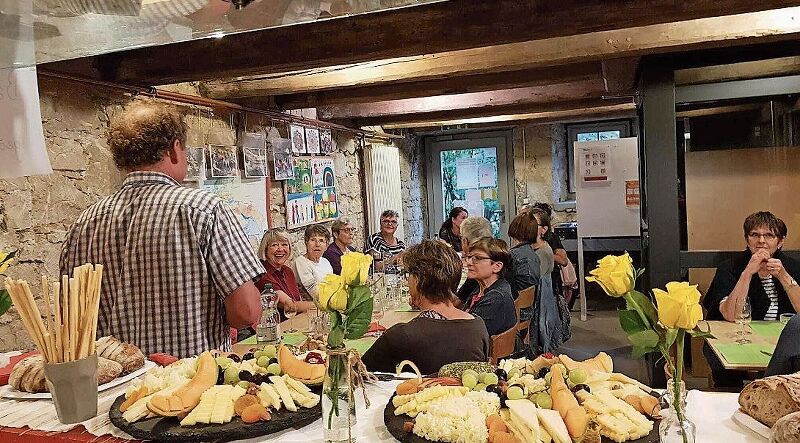 «Gespannte Erwartung auf die Wein- und Käsepräsentation durch Daniel Wiedmer vom Zelglihof Sissach».Foto: zvg