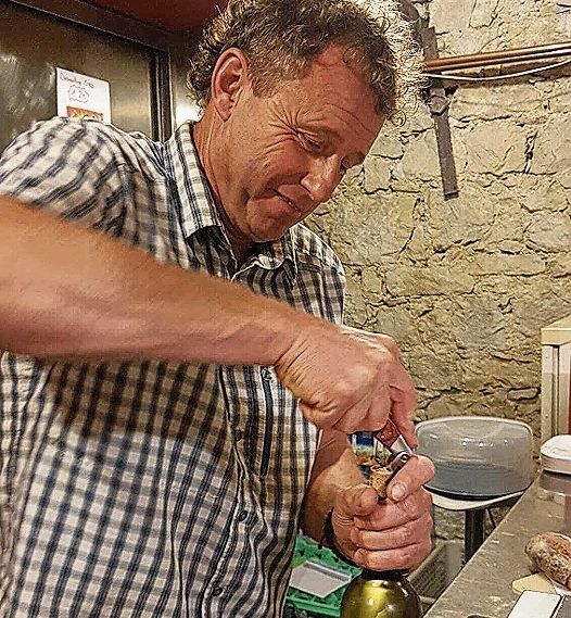 Daniel Wiedmer entkorkt für die Wein- und Käsedegustation eine seiner Flaschen vom Zelglihof Sissach. Foto: zvg