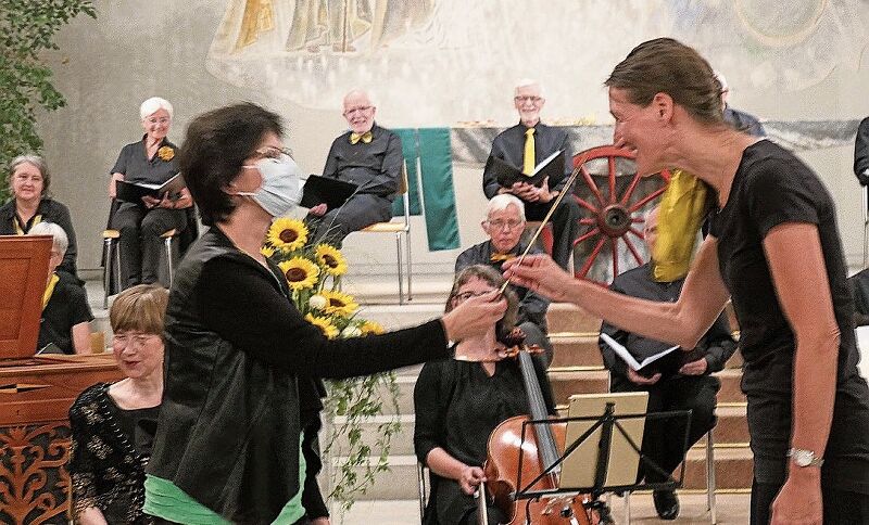 Übergabe des goldenen Dirigentenstabs von der Kirchenpflegerin Hanni Bidert an die Dirigentin Claudia Waldmeier.Fotos: U. Handschin
