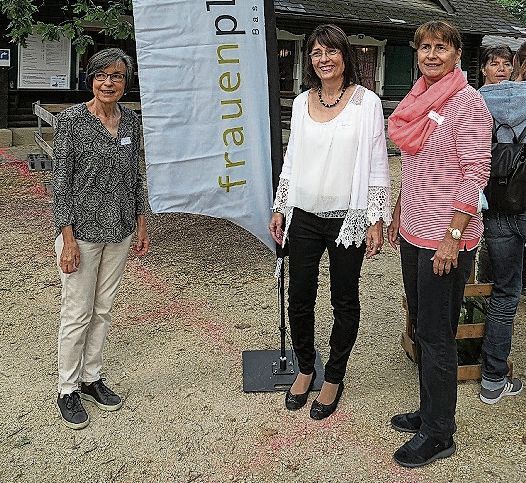 Die letzte Frauenplus-Präsidentin Fabia Schild (r.) und die vorletzte Jeannette Stadler (l.) nahmen die neue und aktuelle, Elisabeth Augstburger, in ihre Mitte.