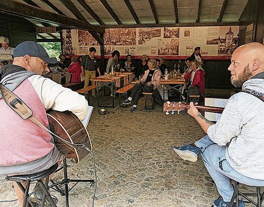 Für Unterhaltung sorgten die Musiker Oli Ösch (l.) und Michel Trutmann aus Liestal.
