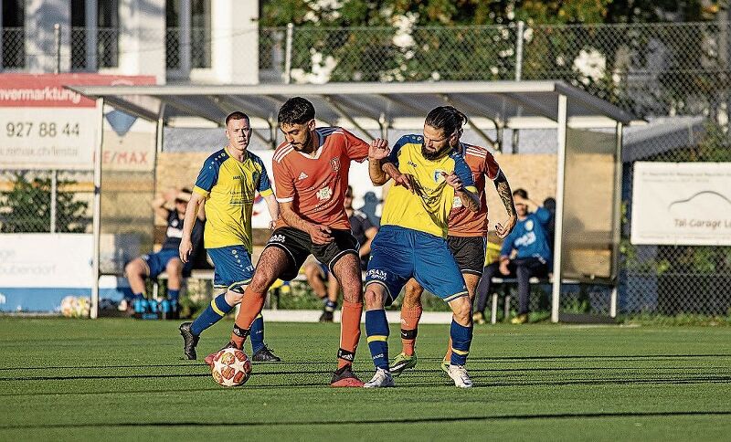 Viel Kampf im Mittelfeld um den Ball.