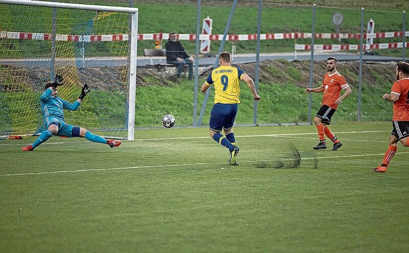 Der entscheidende Schuss zum 1:0 durch Jan Weber.Fotos: M. Herrmann
