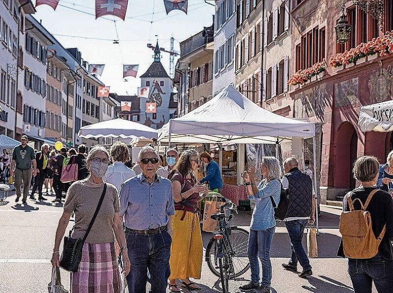 Sehr gut besuchte Rathausstrasse in Liestal.