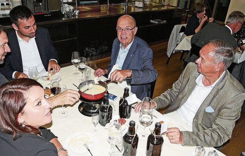 So funktioniert bei uns Politik: Schlagabtausch am Nachmittag im Landrat, gemeinsames Fondue am Abend.Fotos: B. Eglin