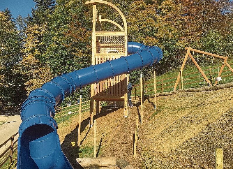Die blauen Röhrenrutsche ist ein echter «Hingucker» beim Verlassen der Bergstation.