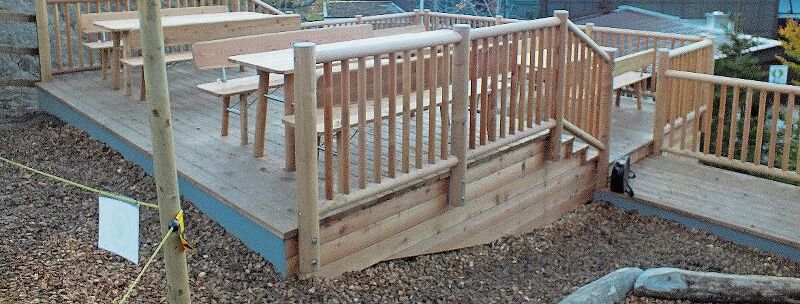Die beim Spielplatz geschaffene Plattform ermöglicht es Eltern und Grosseltern, ihre Sprössling beim Herumtummeln im Auge zu behalten und gleichzeitig Picknicken zu können.