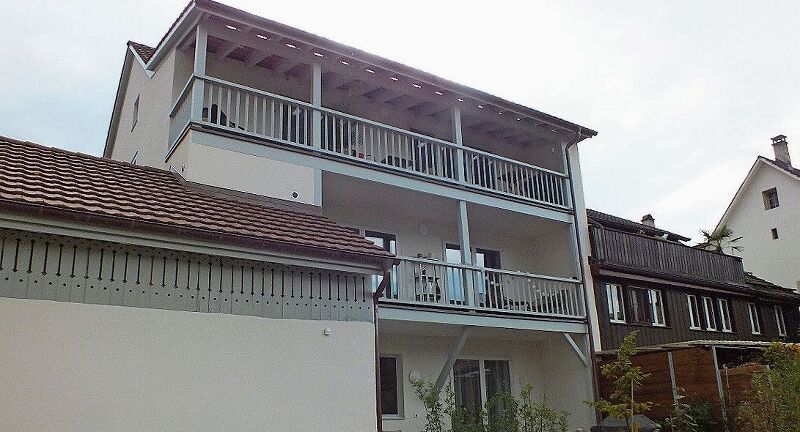 Die Alte Mühle (von hinten) mit dem aufgeklappten Dach, dank dem dort Wohnungen erstellt werden konnten.