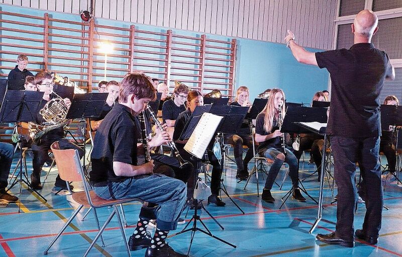 Die Jugendband Foiflibertal unter Reto Vogt in der Gesamtansich mit den Klarinetten im Vordergrund.Fotos: A. Jegge
