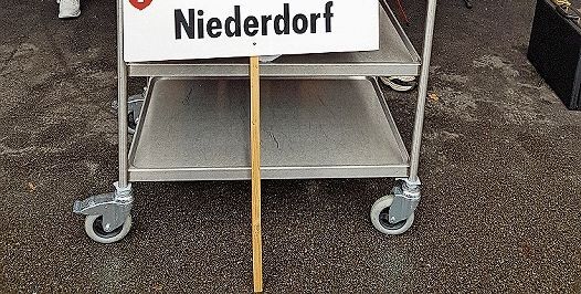 Das erste Ständeli ist gelungen, jetzt gibts Apéro, Präsident Thomas Wüthrich und Musiker Emanuel Schiegg freuen sich.