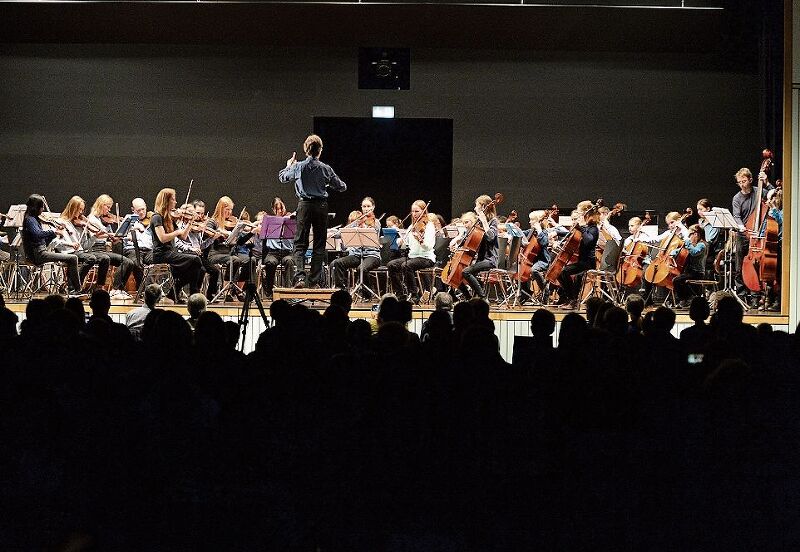 Grosse Bühne für das Orchester der Musikschule.